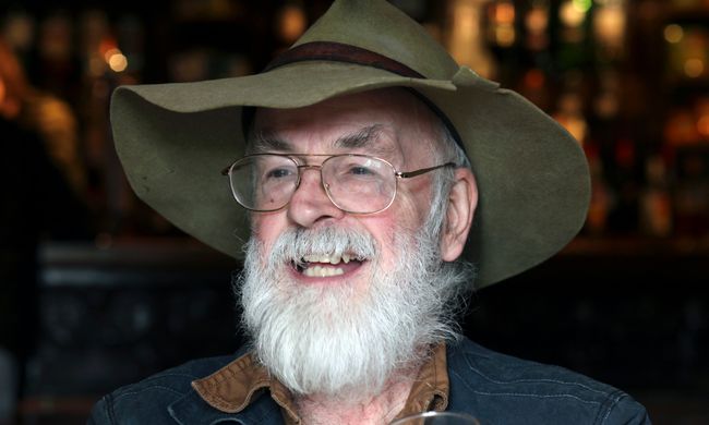 Photo de Terry Pratchett, bienveillant satiriste - Retour dans l'univers du créateur du Disque-monde avec Hommage Collatéral